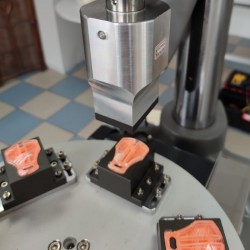 Maszyna ultradźwiękowa z obrotowym systemem zgrzewania elementów